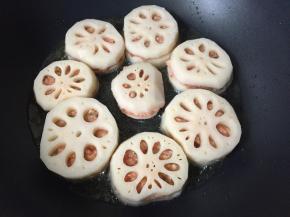 放入藕盒中火煎制。