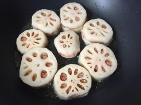 放入藕盒中火煎制。