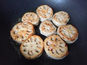 煎至藕盒表面变黄，肉馅变白就可以倒入蛋液了！