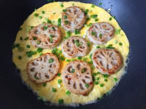 蛋煎熟了撒入葱花就可以起锅了。