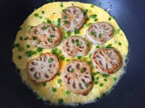 蛋煎熟了撒入葱花就可以起锅了。