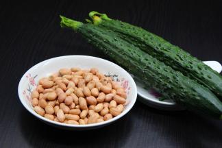 准备食材；青瓜、花生仁、红辣椒、陈醋等食材；PS：青瓜要挑选嫩的新鲜，还带着花瓣的