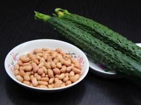 准备食材；青瓜、花生仁、红辣椒、陈醋等食材；PS：青瓜要挑选嫩的新鲜，还带着花瓣的