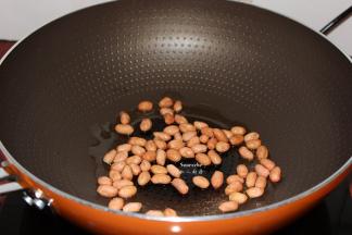 花生仁洗净，沥干水分；冷锅、冷油倒入花洗净的花生仁，小火煸香只花生米微微裂开；