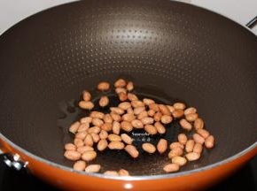 花生仁洗净，沥干水分；冷锅、冷油倒入花洗净的花生仁，小火煸香只花生米微微裂开；