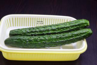 青瓜洗净去二头，用保鲜膜包裹，放入冰箱冷藏1小时；