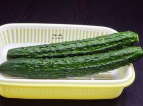 青瓜洗净去二头，用保鲜膜包裹，放入冰箱冷藏1小时；