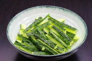 冰箱取出，青瓜切条状，放入大碟子中；PS：也可以是自己想喜欢的形状；