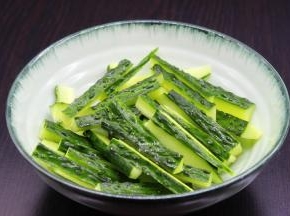 冰箱取出，青瓜切条状，放入大碟子中；PS：也可以是自己想喜欢的形状；