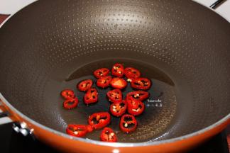 锅中油煸香红辣椒，倒入陈醋煮沸；