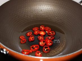 锅中油煸香红辣椒，倒入陈醋煮沸；