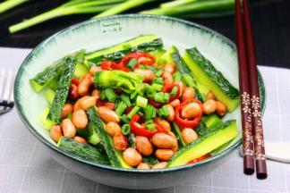 把炒香的花生米、红辣椒、陈醋倒入切好的青瓜上，撒上盐、葱拌均即可