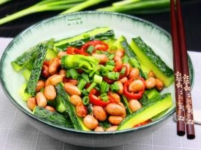 把炒香的花生米、红辣椒、陈醋倒入切好的青瓜上，撒上盐、葱拌均即可