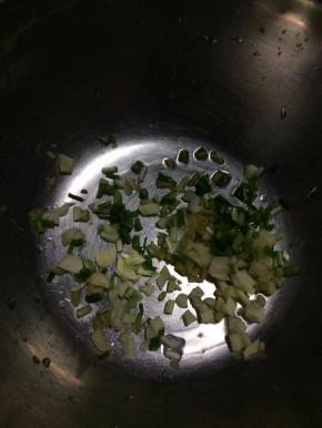 将生姜、大蒜、香葱切碎进盆