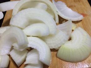 把白洋葱切好