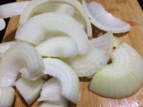 把白洋葱切好