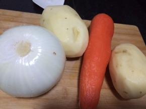 把白洋葱、胡萝卜、土豆去皮洗净