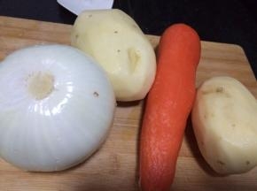 把白洋葱、胡萝卜、土豆去皮洗净