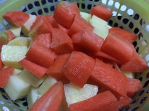 把胡萝卜和土豆切块