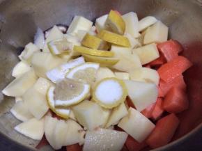 把香菇、胡萝卜、洋葱、土豆和柠檬放进盆子里