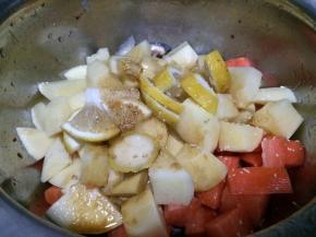 加入橄栏油、生抽、蜂蜜拌好，静止半个小时