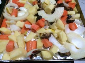 然后把拌好的蔬菜平铺在烤盘里，约需要三分之二的量