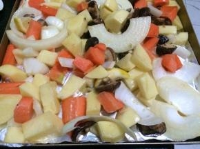 然后把拌好的蔬菜平铺在烤盘里，约需要三分之二的量