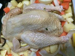 把鸡放在蔬菜上面