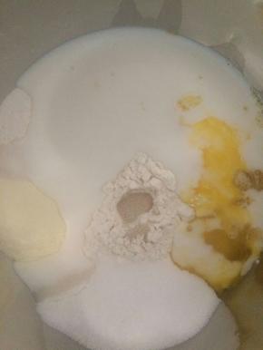 除黄油外其它材料放入厨师机中进行揉面