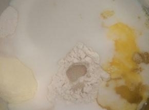 除黄油外其它材料放入厨师机中进行揉面