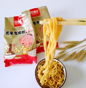 加入煮好的面条，搅拌均匀，便可食用