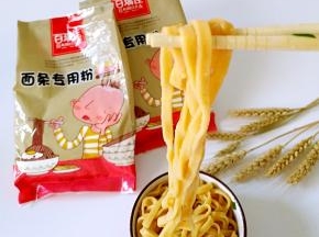 加入煮好的面条，搅拌均匀，便可食用
