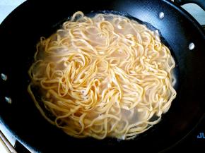 锅里加水，放少许盐，水烧开后，放入面条，用筷子搅散，盖上锅盖小火煮5分钟