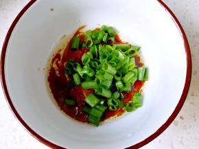 碗里放适量熟油，蚝油和葱花，混合