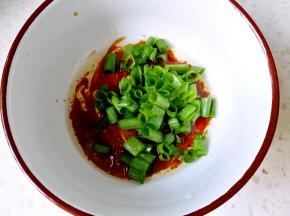 碗里放适量熟油，蚝油和葱花，混合