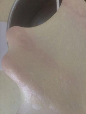 厨师机揉面到扩展阶段加入黄油，知道出现薄薄的手套膜。