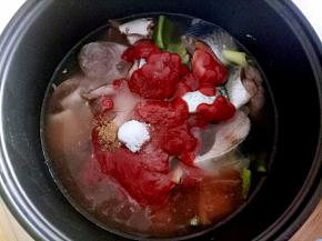 把材料全部放入电饭煲里。