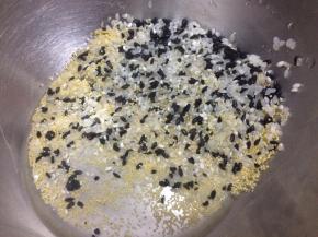 把小米、大米、乌米洗干净