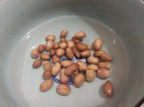 把花生浸泡24小时以上