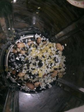 把泡好的食材全部投入破壁机杯里