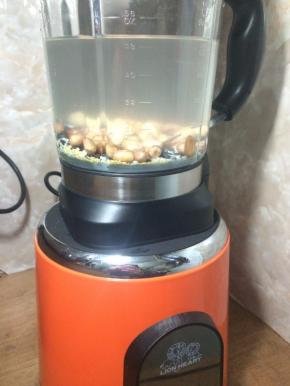 安装好破壁机，启动电源