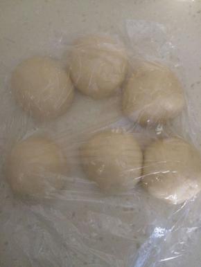 一发后用手戳一个洞，洞口不回缩即可！平均分成6份滚圆盖上保鲜膜松弛20分钟。