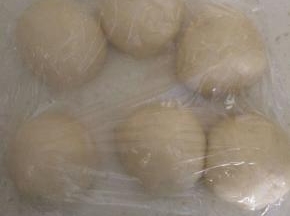 一发后用手戳一个洞，洞口不回缩即可！平均分成6份滚圆盖上保鲜膜松弛20分钟。