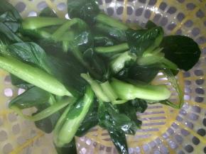 然后在热水里焯一下