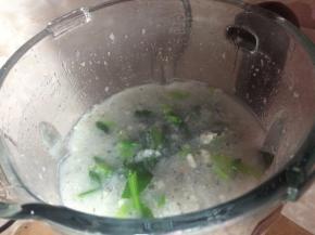 等到机器发出绵粥结束的提示音后，把青菜投入