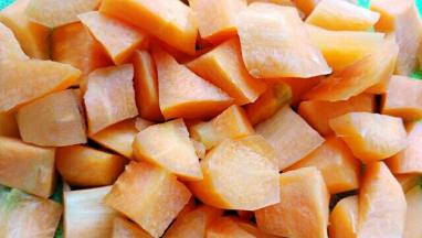 将胡萝卜去皮切块