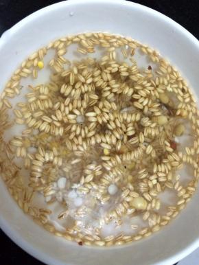 拆开倒进碗里清洗一下后用冷水浸泡过夜