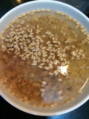 将浸泡好的料过滤一下