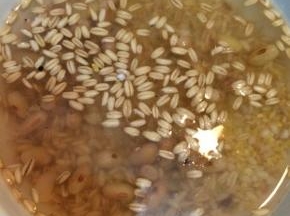 将浸泡好的料过滤一下