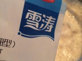 加入适量的盐调味